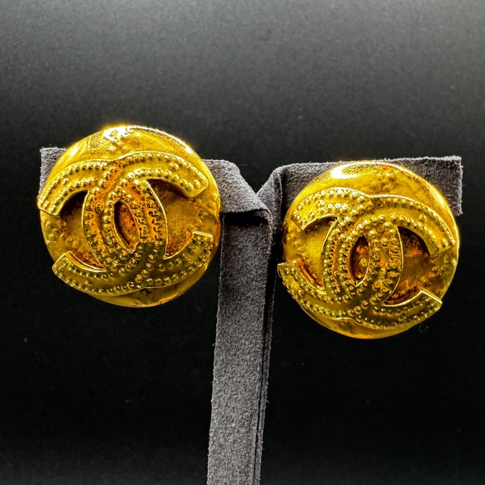 LOT 1260 24K gold plated Chanel hummered earrings - Picture 1 of 16